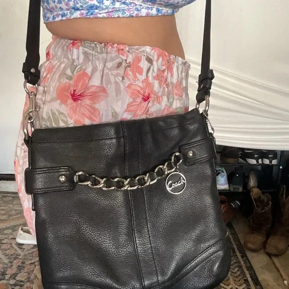 Vintage Coach Black Leather boho Shoulder Bag crossbody with Chain Accent - Picture 6 of 6